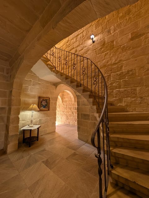 Ta' Gigi Retreat for 10, 5 bedroom farmhouse with views! Villa in Malta