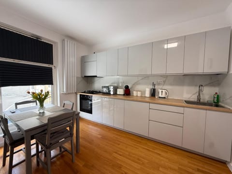 Coffee/tea facilities, Kitchen or kitchenette, Dining area, microwave, minibar, oven, stove, toaster, air conditioner