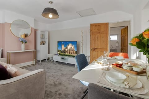 TV and multimedia, Living room, Decorative detail, Seating area, Dining area, Parking, internet