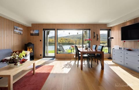 Communal lounge/ TV room, TV and multimedia, View (from property/room), Balcony/Terrace, Living room, Seating area, Dining area, Mountain view