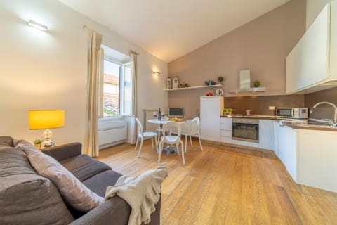 Kitchen or kitchenette, Living room, Seating area, Dining area, minibar, oven, pet friendly, stove
