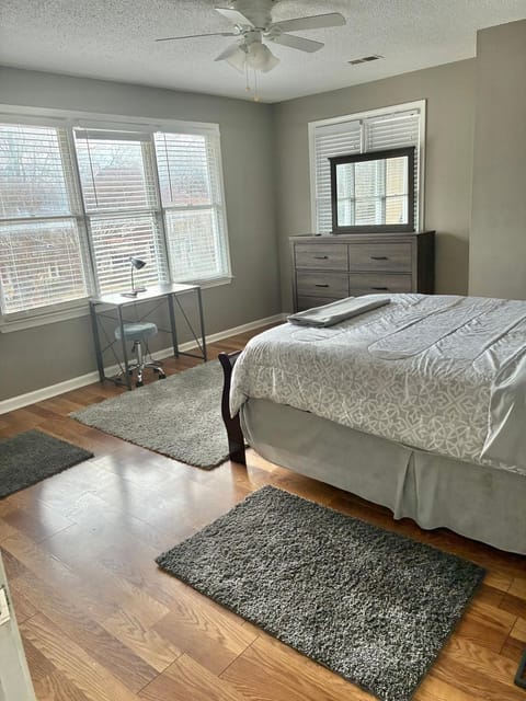 Photo of the whole room, Bedroom