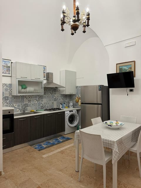 Kitchen or kitchenette, oven, washing machine