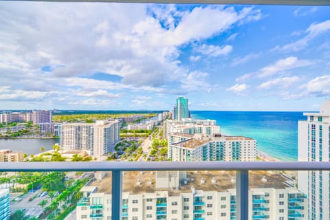View (from property/room), Balcony/Terrace, City view, Sea view