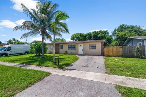 Wellness Retreat Sleeps 12 With Yard and Patio House in Riviera Beach