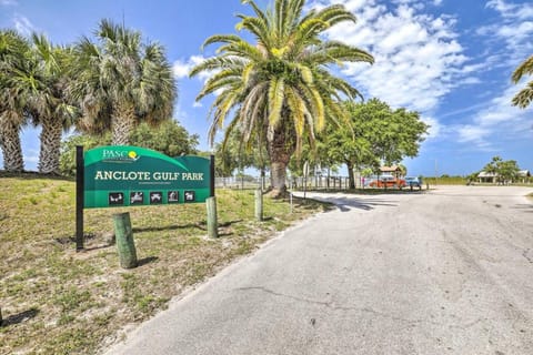 Elegant Holiday Escape w Lanai and Heated Pool House in Holiday