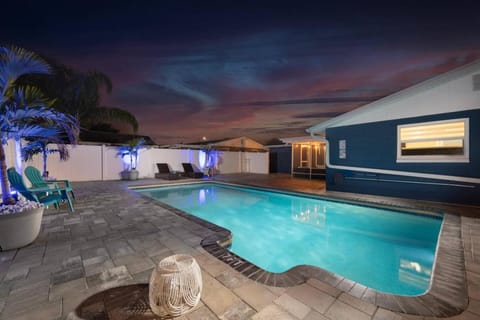 Patio, Swimming pool, sunbed