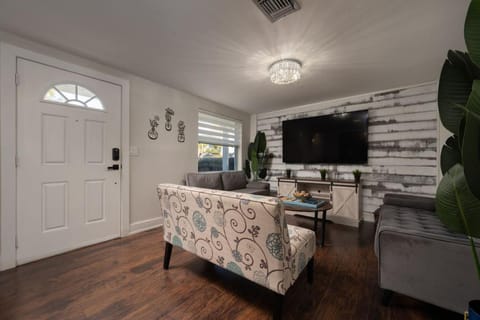 Luxe Family Friendly Retreat w Heated Pool Oasis House in Holiday