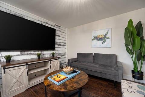 Luxe Family Friendly Retreat w Heated Pool Oasis House in Holiday