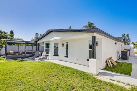 Canal Front Oasis w Heated Pool Close to the Beach House in Holiday