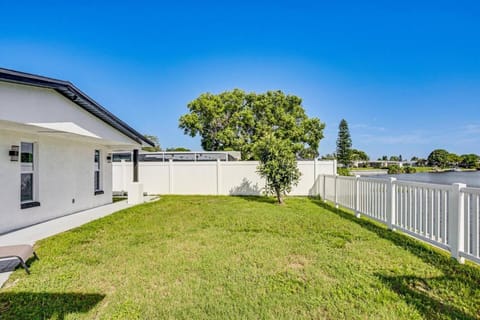 Canal Front Oasis w Heated Pool Close to the Beach House in Holiday