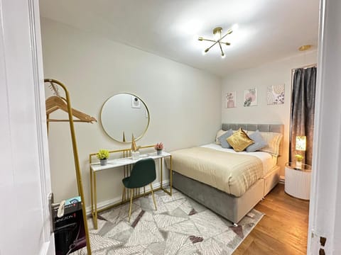 Bed, TV and multimedia, Photo of the whole room, Bedroom, wardrobe