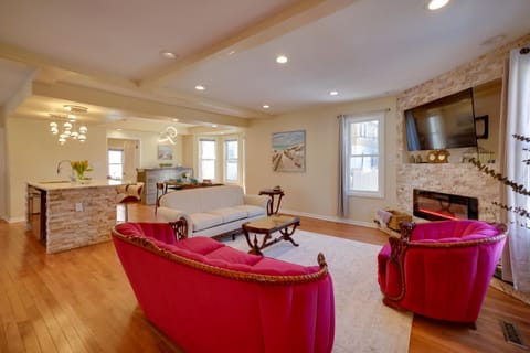 Walk to Kinnickinnic Ave! Newly Updated Abode House in Milwaukee