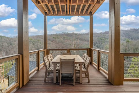 New & Lux Hottub Sauna with Mt Views - Otter Run #4 House in Gatlinburg