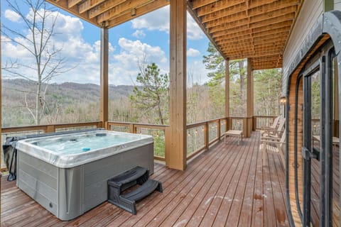 New & Lux Hottub Sauna with Mt Views - Otter Run #4 House in Gatlinburg