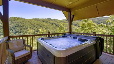 Luxury Mt Home w Hot Tub Game Room - Otter Ridge House in Gatlinburg