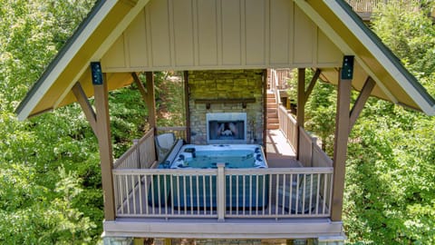 Luxury Mt Home w Hot Tub Game Room - Otter Ridge House in Gatlinburg