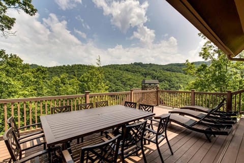 Luxury Mt Home w Hot Tub Game Room - Otter Ridge House in Gatlinburg