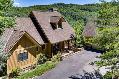 Luxury Mt Home w Hot Tub Game Room - Otter Ridge House in Gatlinburg