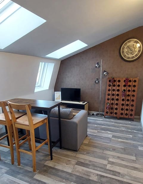 TV and multimedia, Living room, Seating area, Dining area
