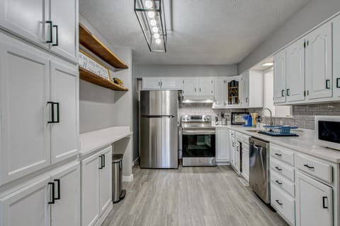 Peaceful Retreat with Private Hot Tub in New Albany House in Jefferson Township