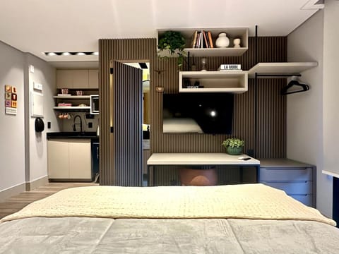 Bed, TV and multimedia, Bedroom