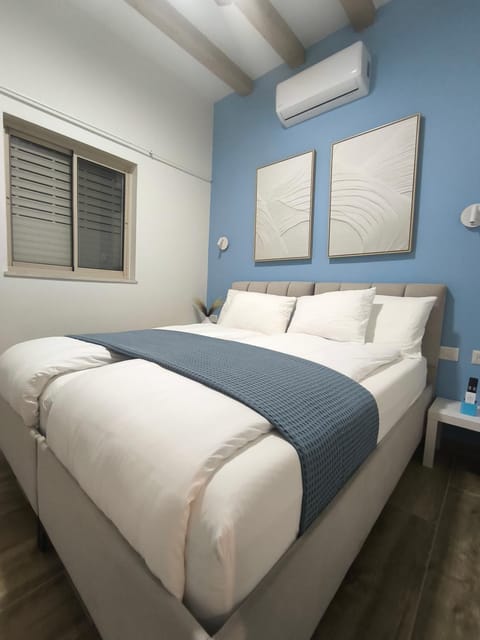 Bed, Bedroom, air conditioner