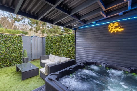 Patio, Day, Natural landscape, Garden, Hot Tub, Garden view, Pool view, sunbed