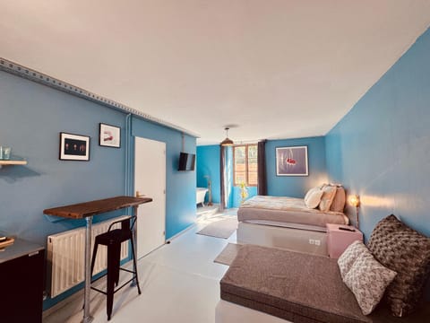 Bed, TV and multimedia, Living room, Photo of the whole room, Decorative detail, Seating area, Dining area, Bedroom