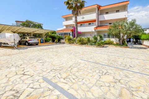 Patio, Facade/entrance