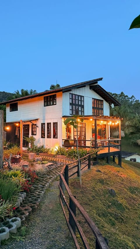 Property building, Facade/entrance, Garden, Balcony/Terrace
