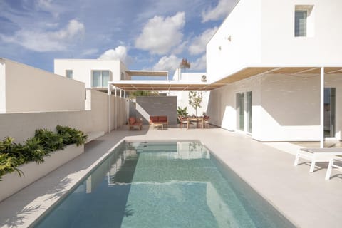 Property building, Patio, Hot Tub, Pool view, Swimming pool, sunbed