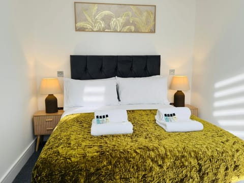 Bed, Bedroom, towels