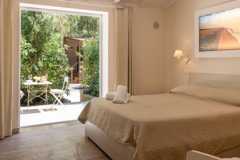 Bed, Balcony/Terrace, Photo of the whole room, Bedroom