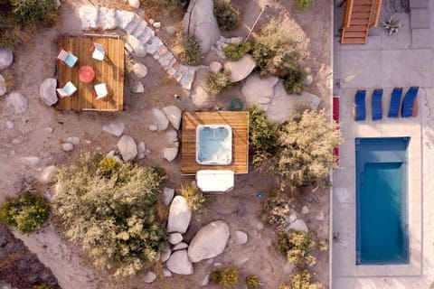 Desert Oasis Hot Tub, Sauna, Pool, Walk to Pappys House in Pioneertown