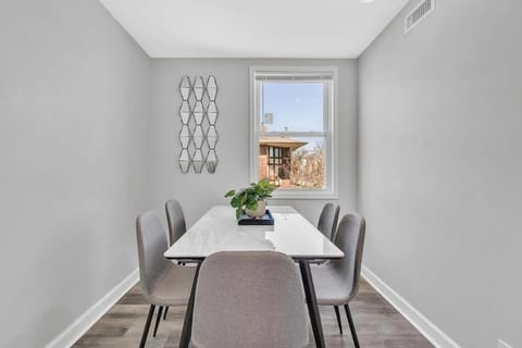 Spacious 5BR 2BA Berwyn Home House in Berwyn