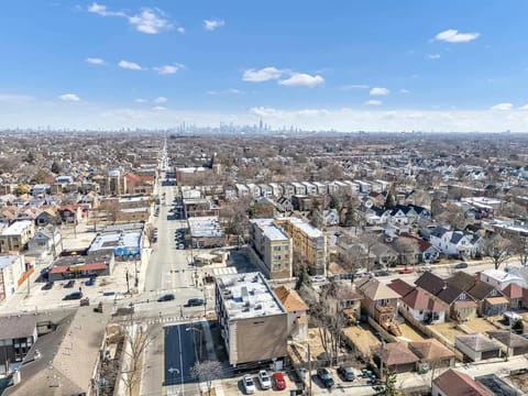 Spacious 5BR 2BA Berwyn Home House in Berwyn