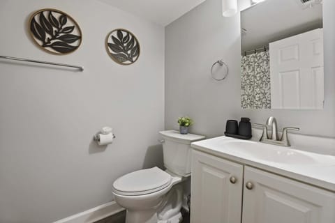 Spacious 5BR 2BA Berwyn Home House in Berwyn