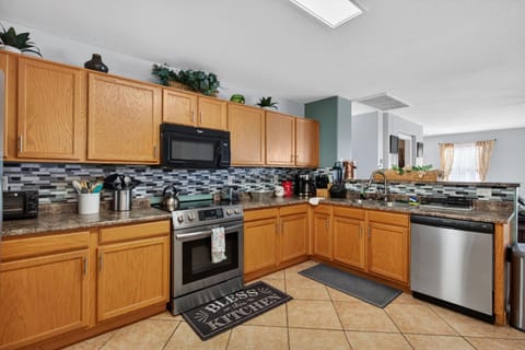 Spacious 3BR Home Patio Grill Sleeps 6 DT House in Maricopa