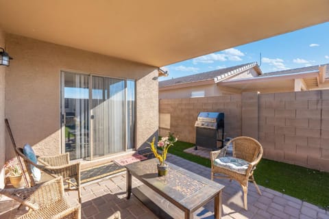 Spacious 3BR Home Patio Grill Sleeps 6 DT House in Maricopa