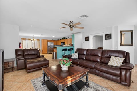 Spacious 3BR Home Patio Grill Sleeps 6 DT House in Maricopa