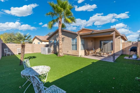 Spacious 3BR Home Patio Grill Sleeps 6 DT House in Maricopa