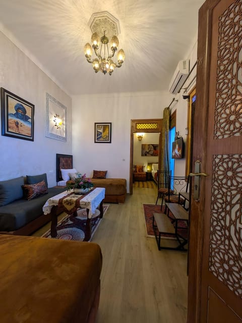 Bed, TV and multimedia, Living room, Photo of the whole room, Seating area, Bedroom