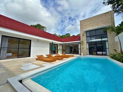 Property building, Patio, Day, Pool view, Swimming pool, sunbed