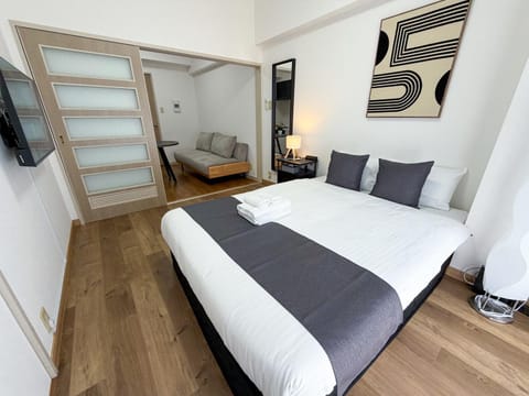 Bed, TV and multimedia, Photo of the whole room, Bedroom