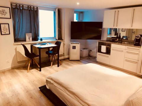 Coffee/tea facilities, Kitchen or kitchenette, Seating area, Dining area, Bedroom