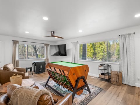 Forest Retreat that accommodates 29 people near Yosemite & Bass Lake House in Sierra Nevada