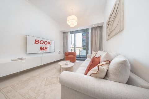 Free housekeeping visits during your stay - StayShort - Spacious Marina Stay for 6 with Canal Views Apartment in Dubai