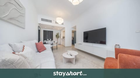 Free housekeeping visits during your stay - StayShort - Spacious Marina Stay for 6 with Canal Views Apartment in Dubai