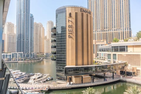 Free housekeeping visits during your stay - StayShort - Spacious Marina Stay for 6 with Canal Views Apartment in Dubai
